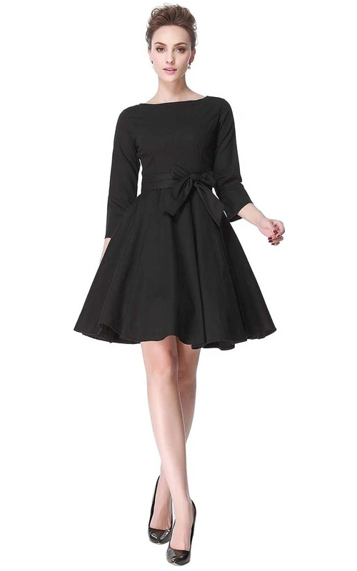 Vestido de corte A hasta la rodilla con escote barco y pliegues.