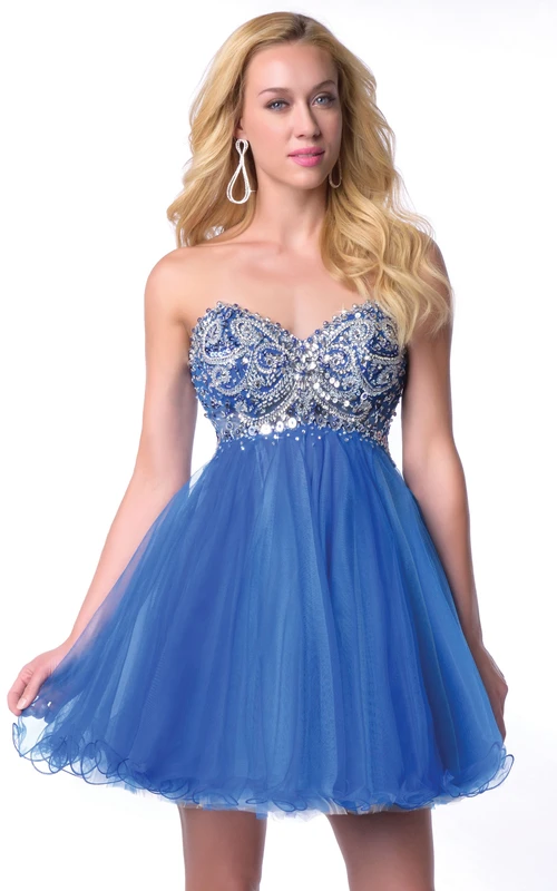 Vestido corto de graduación con falda de tul y corsé con cuentas y escote corazón.