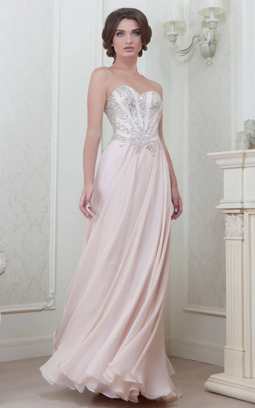 Vestido de noche largo de gasa sin mangas con escote corazón, bordados y pliegues.