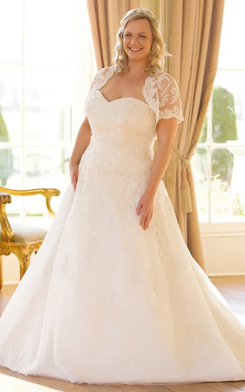 Vestidos de novia de talla grande con escote corazón, manga corta y encaje, con efecto ilusión.