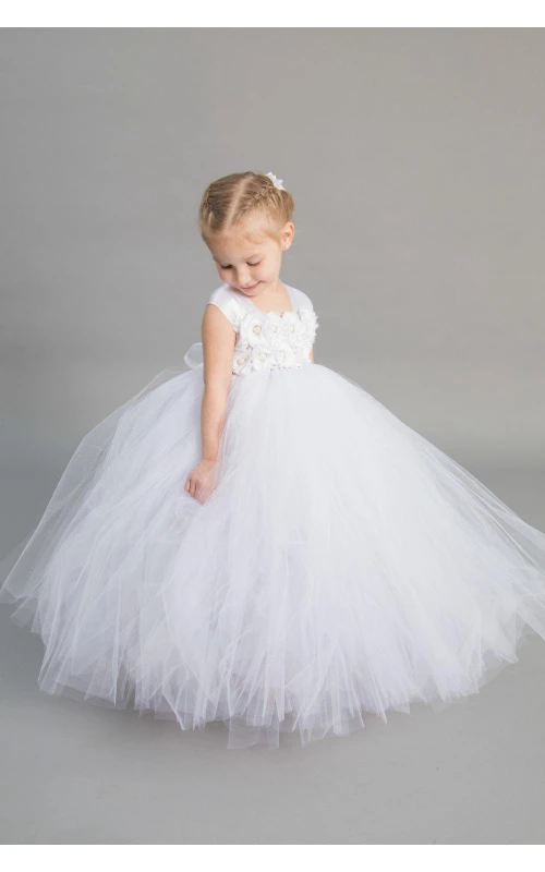 Robe de bal en tulle à volants, à manches courtes et haut fleuri, avec ceinture.