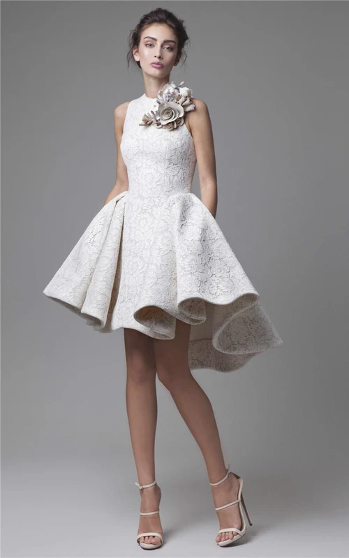 Robe de soirée trapèze à encolure asymétrique et décolleté bijou, ornée d'appliqués floraux
