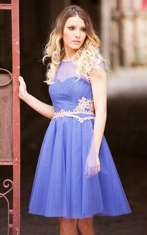 Robe courte en tulle brodée à encolure bateau illusion