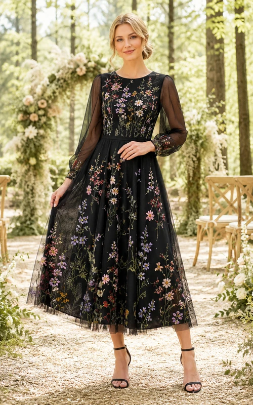 Vestido de invitada negro de manga larga con tul bordado floral y cuello joya