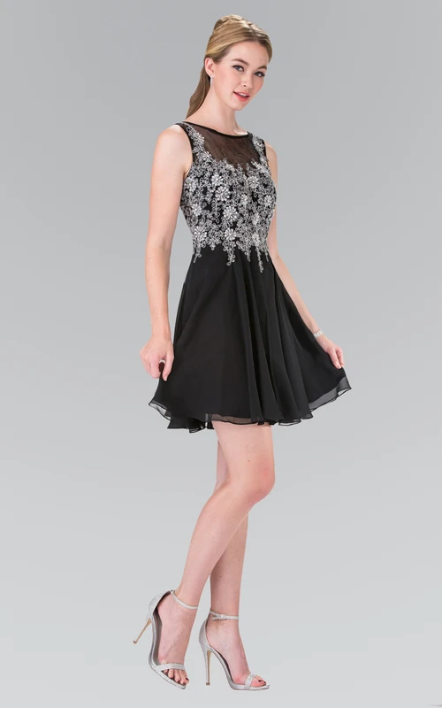 Robe courte trapèze en mousseline de soie à décolleté plongeant en V dans le dos, ornée d'appliques et de plis.