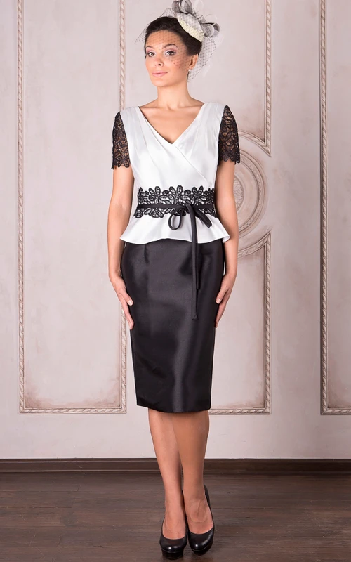 Vestido de satén con apliques, manga corta, escote en V y largo hasta la rodilla para la madre de la novia.