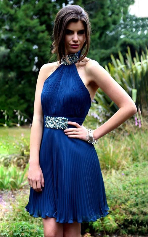 Ärmelloses, kurzes A-Linien-Abendkleid mit Perlenbesatz, hohem Kragen, rückenfreiem Schnitt und Falten