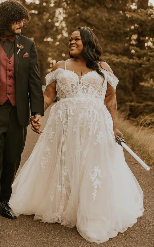 Vestido de novia de talla grande con tirantes finos, escote Bardot, corte imperio y apliques, corte A.