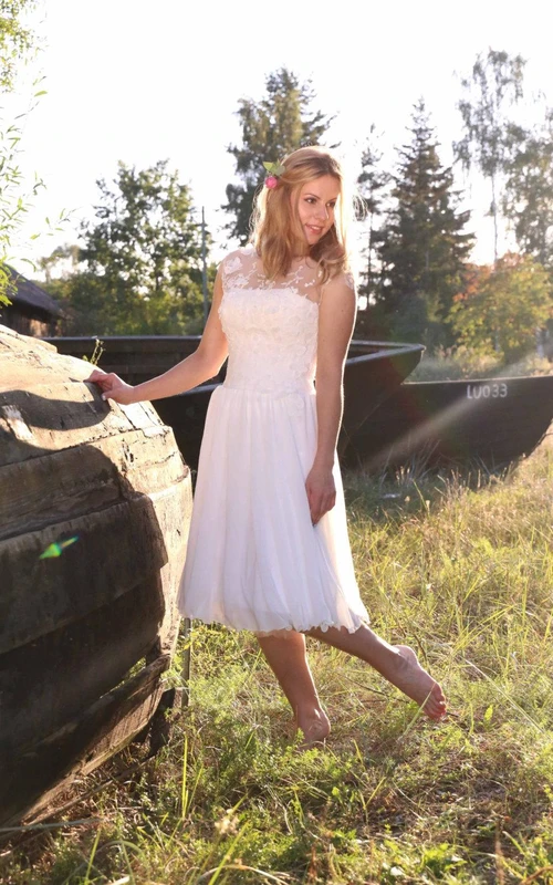 Teelanges Chiffonkleid mit herzförmigem Ausschnitt und transparentem Schnürrücken.