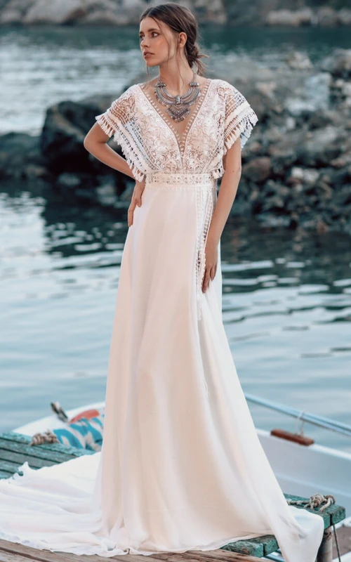 Vestido de novia bohemio blanco sencillo de gasa con escote en V, capa y espalda baja en V.