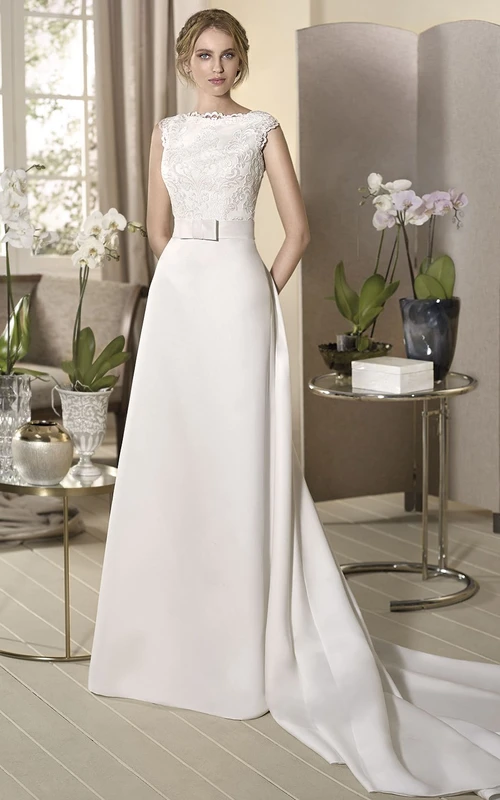 Vestido de novia de satén largo hasta el suelo con mangas cortas, apliques y escote barco.