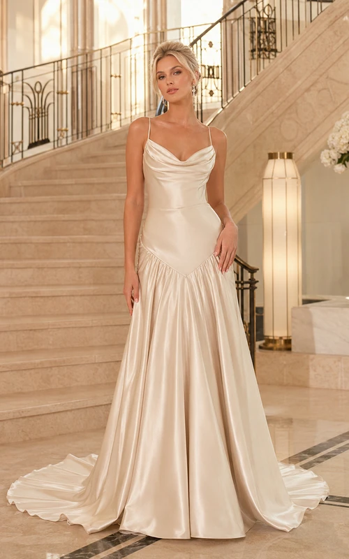 Robe de mariée longue en satin à col bénitier et taille basse.