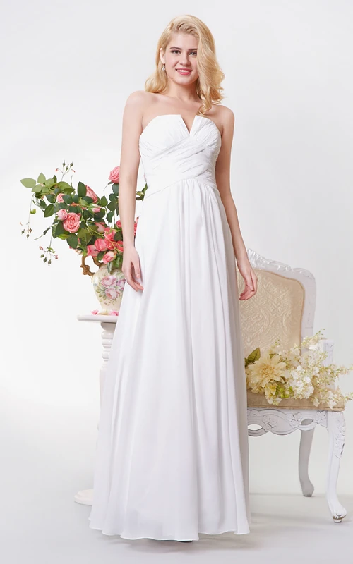 Vestido largo de gasa sin tirantes con corte en A y fruncido.