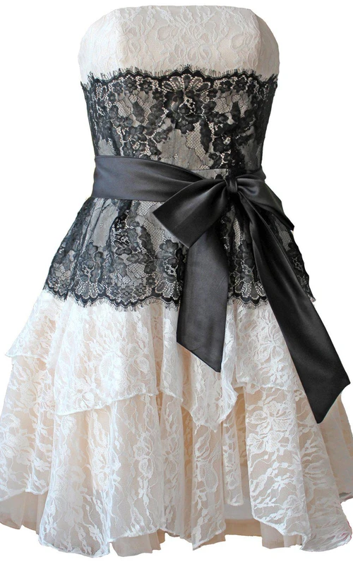 Robe mini bustier trapèze en dentelle avec nœud papillon