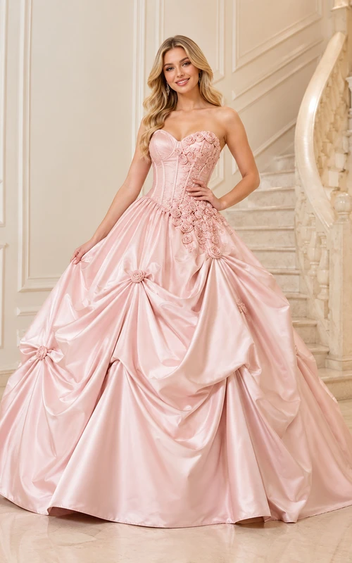 Vestido de princesa de satén drapeado sin tirantes con escote corazón y roseta, color rosa empolvado, estilo princesa.