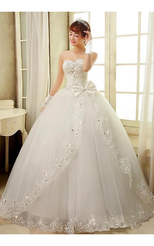 Precioso vestido de novia de gala con apliques de cuentas y escote corazón.
