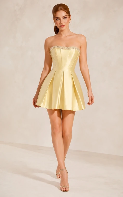 Robe de cocktail élégante courte/mini en satin Daffodil ornée de cristaux, coupe trapèze, pour les fêtes de fin d'année.
