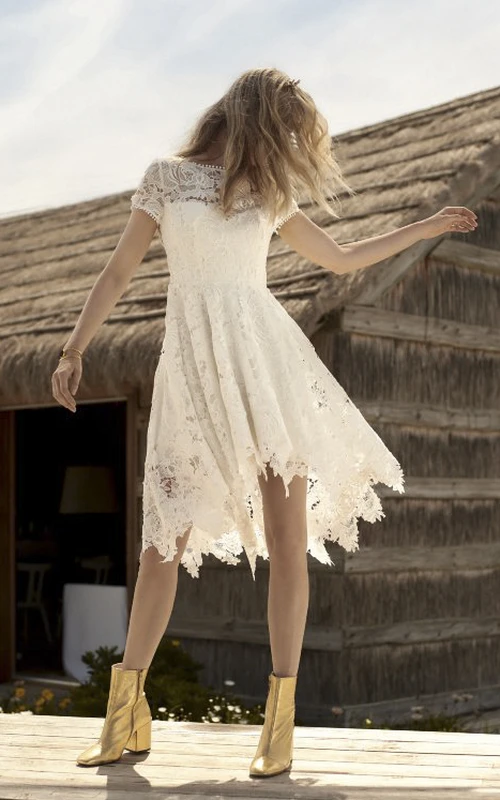 Vestido corto blanco sencillo de estilo campestre para invitada de boda con botas vaqueras.