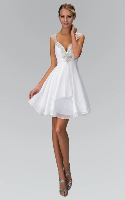 Kurzes, ärmelloses A-Linien-Chiffonkleid im Queen-Anne-Stil mit Raffungen und Perlenverzierungen