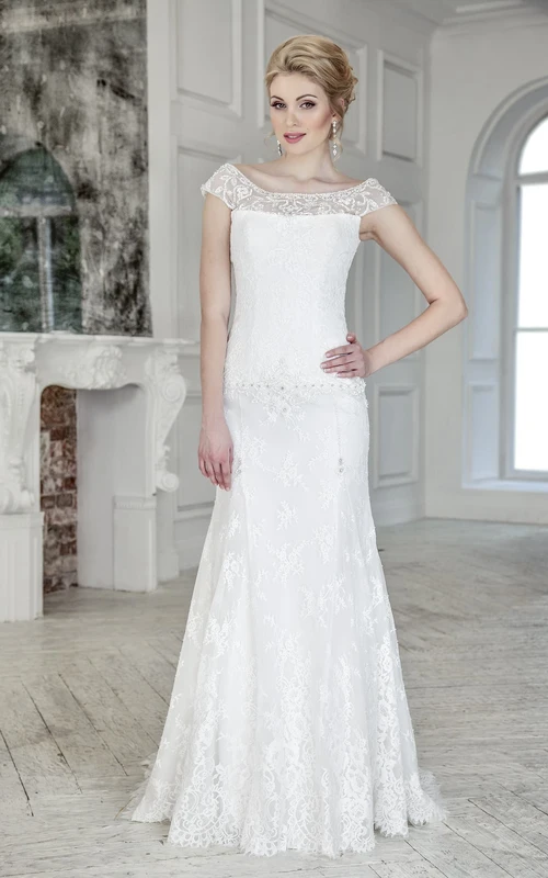 Robe fourreau longue à manches courtes et décolleté rond, dos corset en dentelle ornée de perles