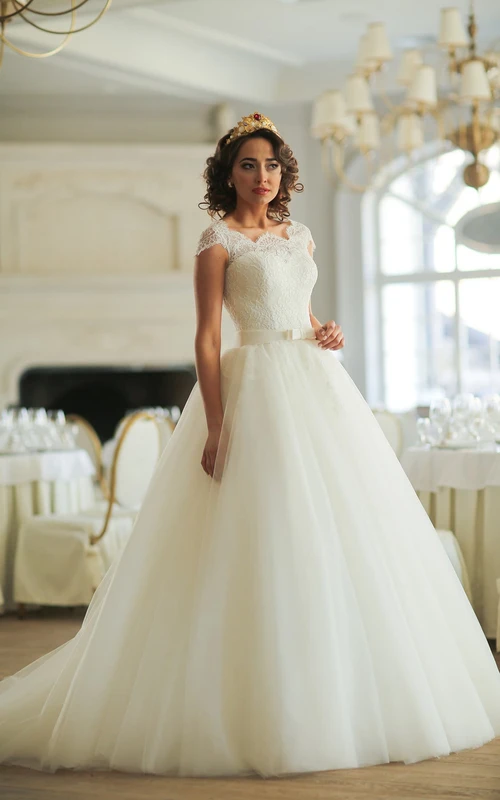Robe de bal longue en tulle à manches bateau et lacets, ornée de dentelle.