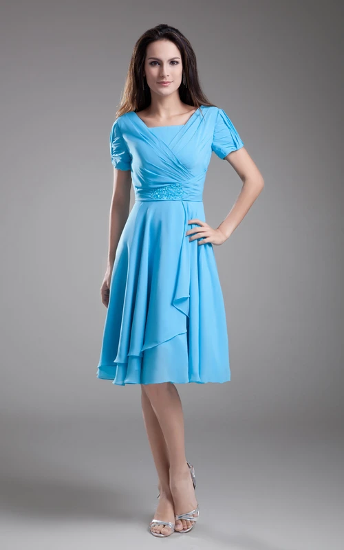 Vestido de manga corta hasta la rodilla con escote cuadrado y pliegues.