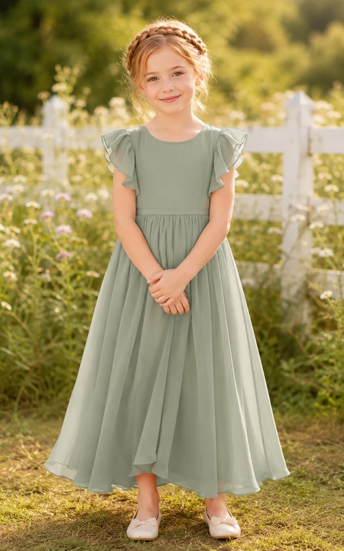 Robe de demoiselle d'honneur romantique couleur sauge en mousseline, col bijou, manches pétales, longueur cheville, coupe trapèze.