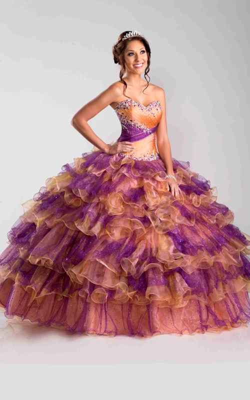 Ballkleid mit herzförmigem Herzausschnitt, Schnürung am Rücken, Raffungen und Rüschen