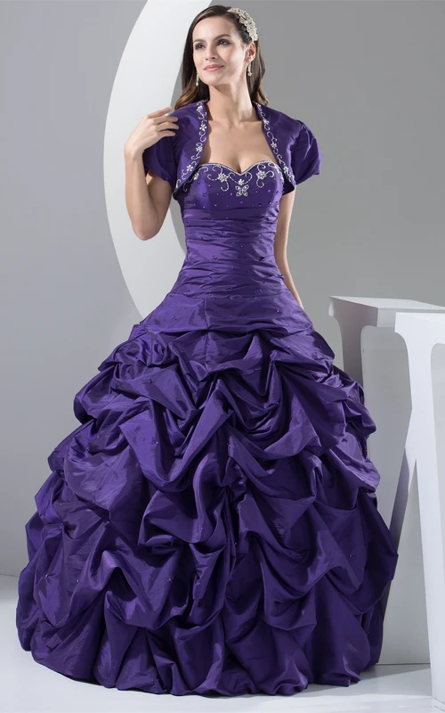 Bolero y vestido de gala con escote corazón y bordados.