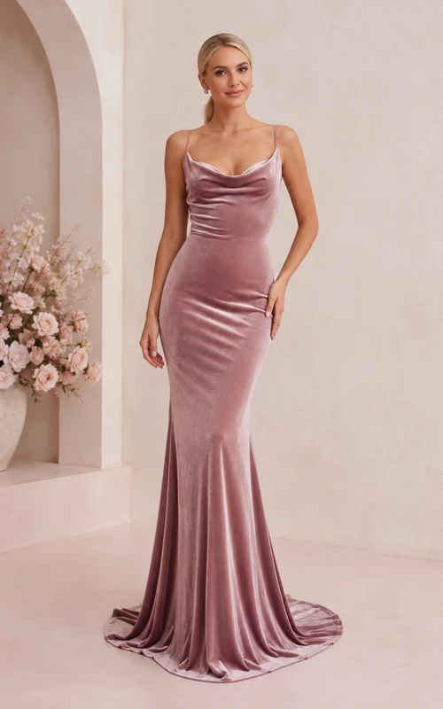 Vestido de noche sexy de seda color rosa empolvado líquido con escote drapeado, tirantes finos y cola larga, confeccionado en charmeuse.