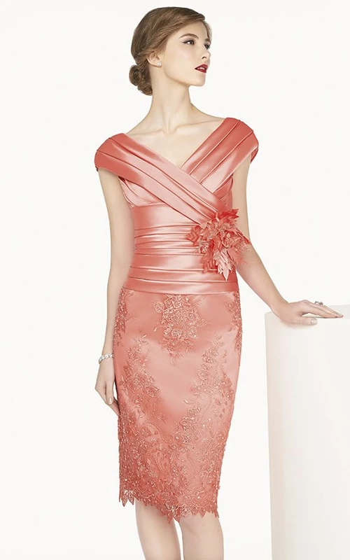 Robe fourreau en dentelle satinée à col en V et manches courtes, longueur genou, ornée de fleurs, présentée en rose poudré