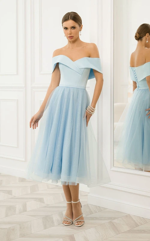 Blaues schulterfreies Paillettenkleid aus Tüll, plissiert und aus Satin