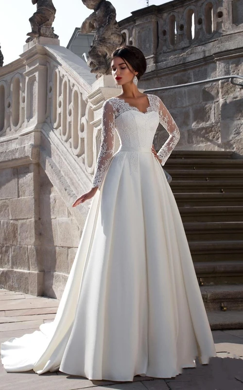 Precioso vestido de novia de satén con escote festoneado y corte en A, con mangas de encaje.