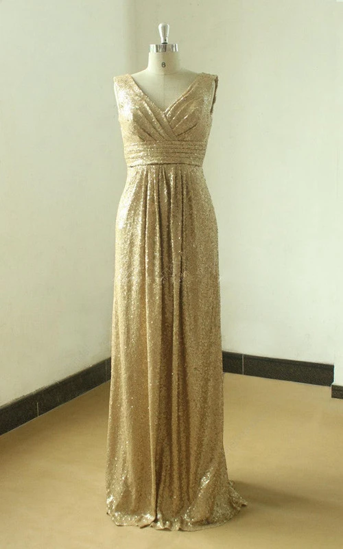 Robe longue dorée à sequins, décolleté en V et dos nu en V.