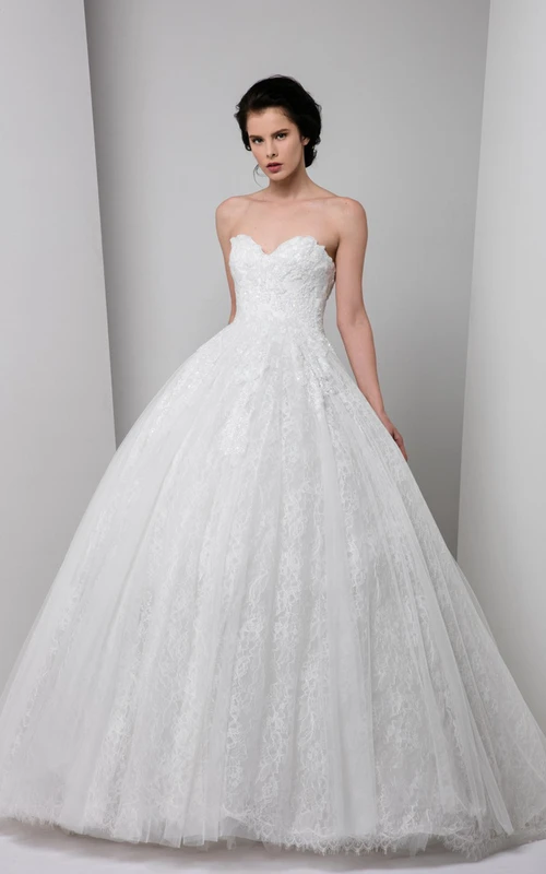 Vestido de novia largo de gala con apliques, escote corazón, encaje, pedrería y espalda en V.