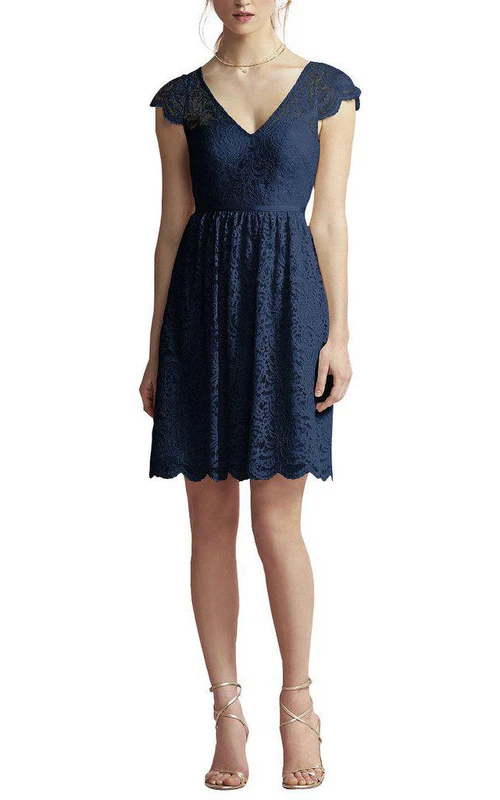 Vestido de dama de honor de corte A con escote en V y mangas cortas, encaje y espalda con abertura.