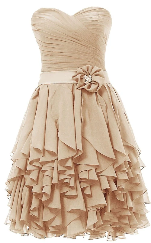 Vestido corto de cuello corazón con capas y flor en la cintura.