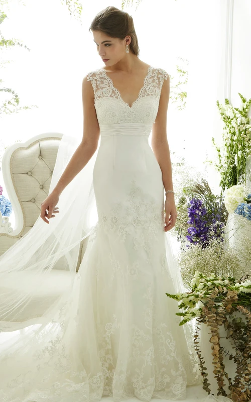 Vestido de novia de encaje con escote en V y mangas cortas.