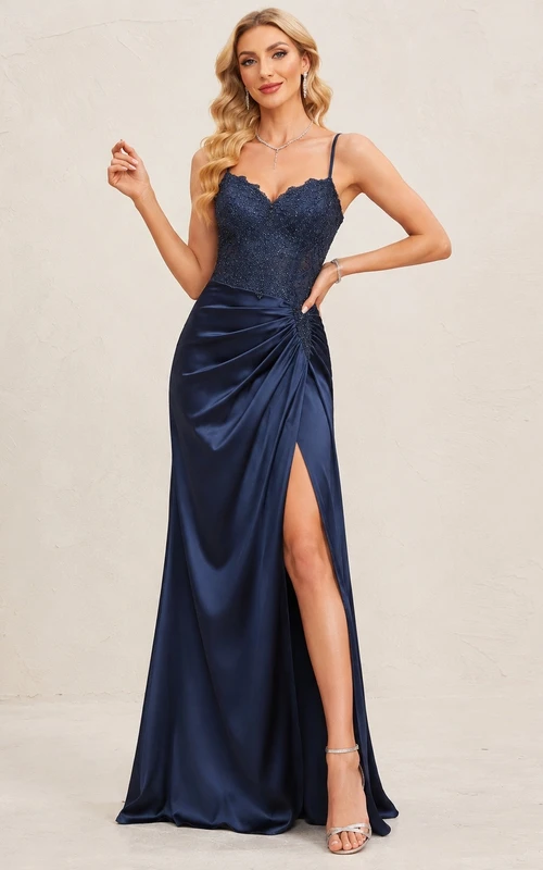Dunkelblaues, trägerloses Satin-Abendkleid mit Schlitz vorne