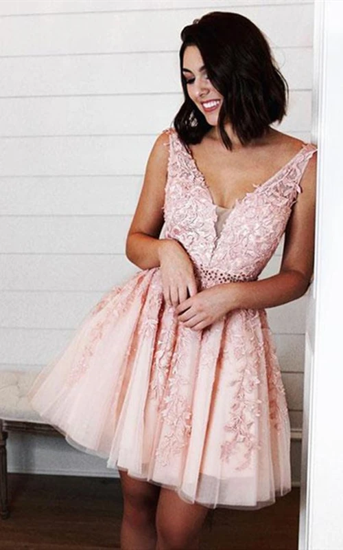 Ärmelloses Homecoming-Kleid aus Spitze und Tüll in A-Linie mit tiefem V-Ausschnitt am Rücken, Perlenstickerei und Blütenblättern