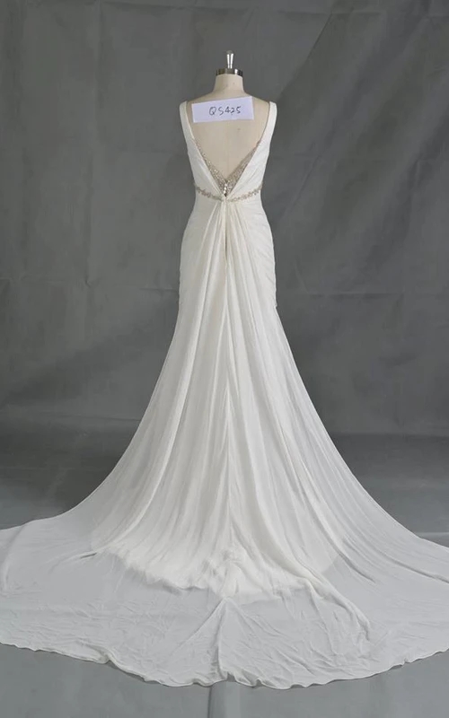 Ärmelloses, plissiertes Chiffonkleid in A-Linie mit V-Ausschnitt und Kristallverzierungen