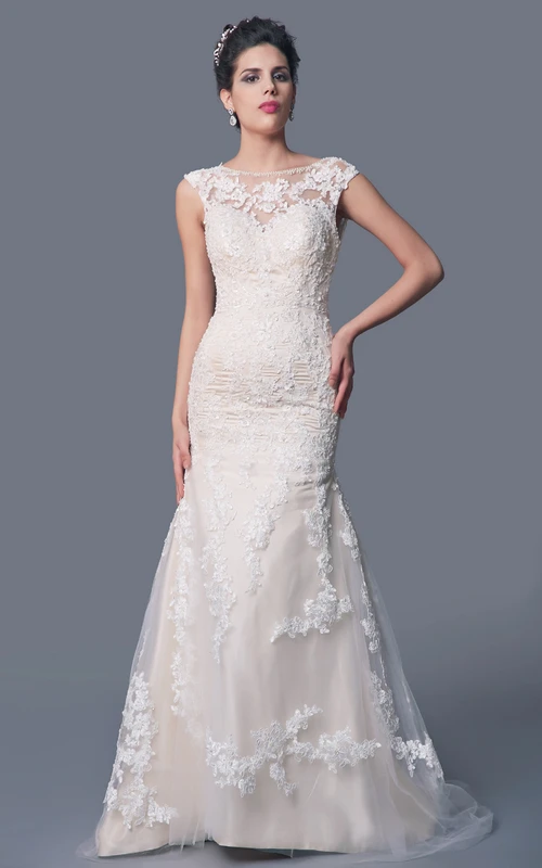 Vestido de novia de encaje floral con cuello alto
