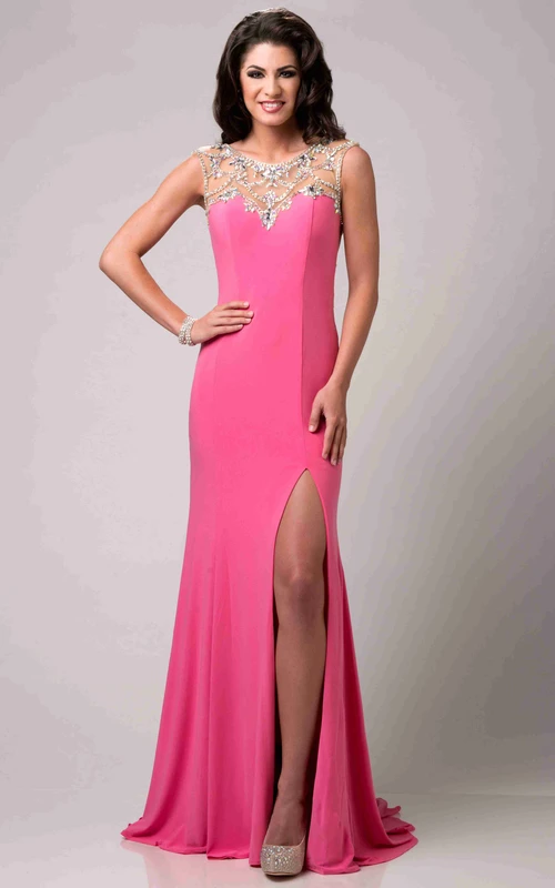 Vestido de fiesta de gasa satinada con mangas cortas y top con detalles de cristales.