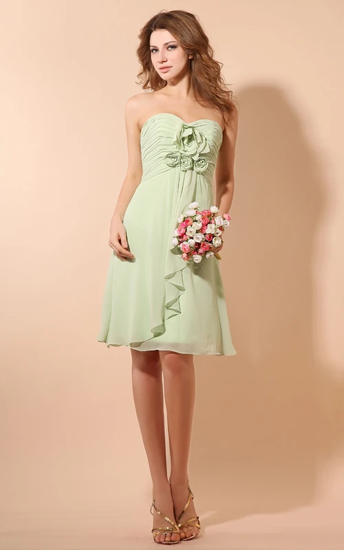 Vestido corto etéreo de gasa con fruncido y flores.