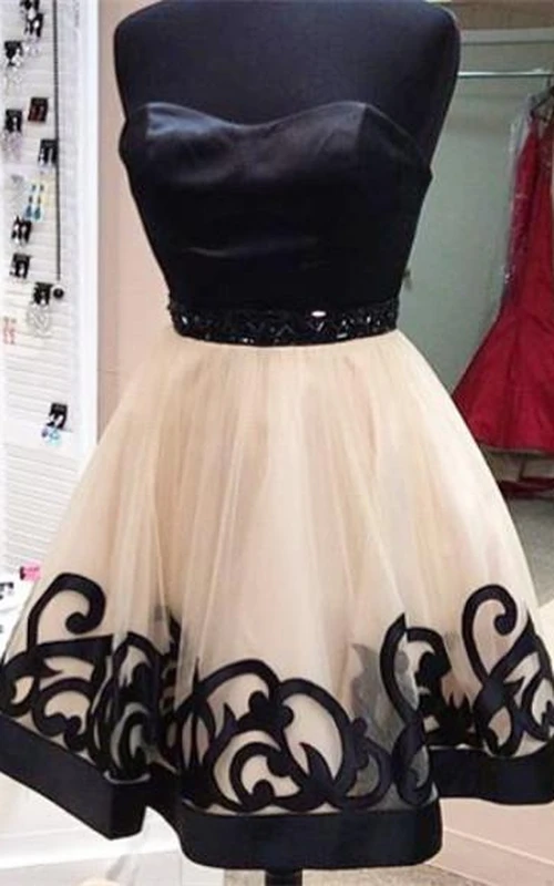 Elegantes, kurzes Tüllkleid mit Herzausschnitt und Perlenstickerei für den Abschlussball