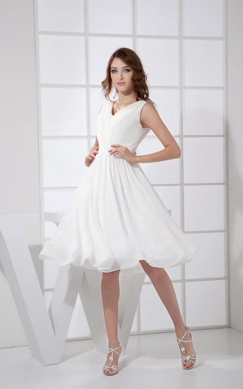 Vestido sin mangas hasta la rodilla con escote en V bajo en la espalda, pliegues y fruncido.
