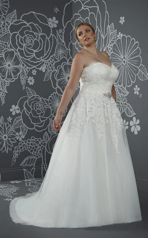 Robe trapèze longue sans manches en satin, décolleté cœur, traîne courte, laçage au dos et appliques