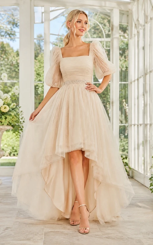 Champagnerfarbenes, formelles Tüllkleid mit eckigem Ausschnitt, Puffärmeln und asymmetrischem Saum