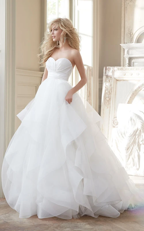 Magnifique robe de bal en tulle à décolleté cœur et taille froncée