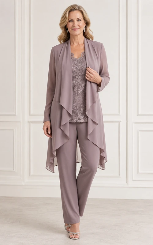 Romantischer Vintage-Hosenanzug in Mauve mit Wasserfallausschnitt, bestehend aus einem lang geschnittenen Spitzenoberteil mit Rundhalsausschnitt, einer Dreivierteljacke und einer geraden Hose.